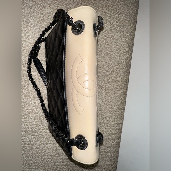 Chanel Classic Quilted Black and Beige Lambskin Leather Crossbody Shoulder Bag - Picture 9 of 13